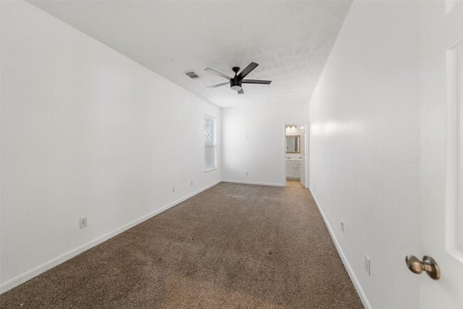 Building Photo - 1922 Lake Grayson Dr