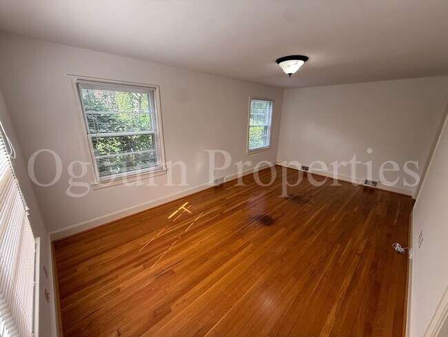 Building Photo - 2403 Lyndhurst Ave