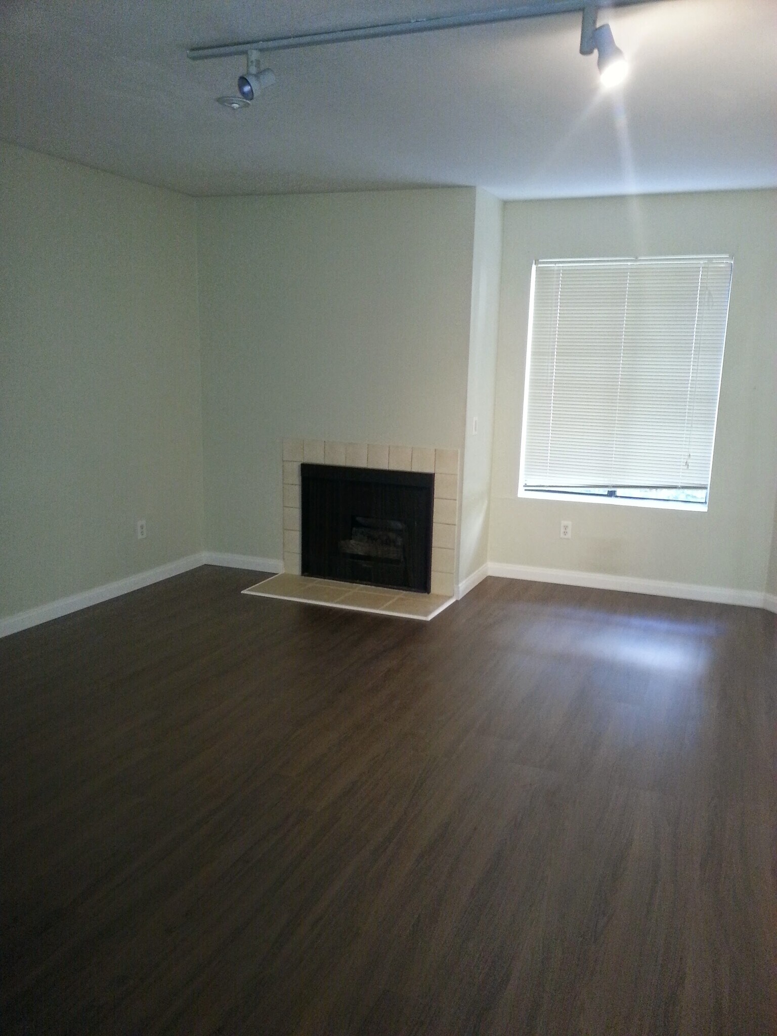 Building Photo - 550 Orange Ave