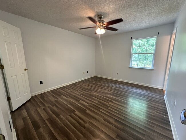 Building Photo - Great starter home very close to Fort Stewart