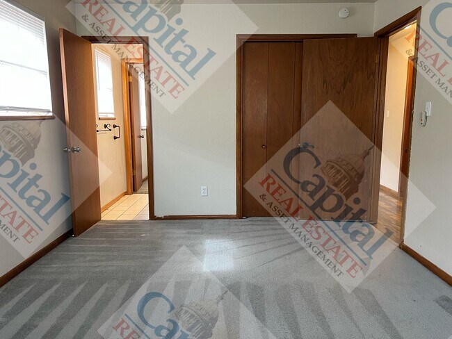 Building Photo - Charming 3 Bedroom