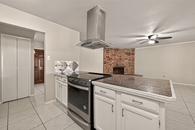 Building Photo - 6206 Homeview Dr