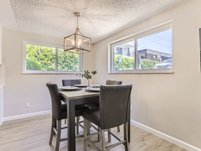 Building Photo - 3 Bedroom 2 Bathroom Condo in Lakewood!