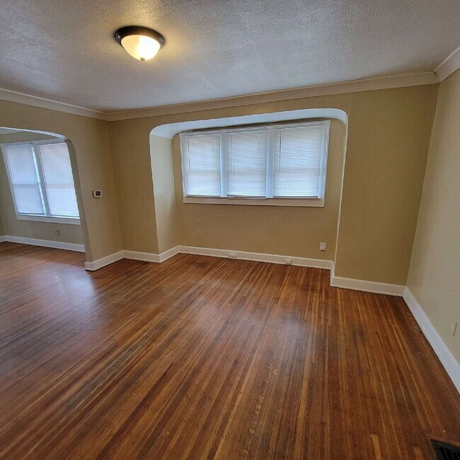 Building Photo - Near NW-Riverside 2BR/1BA House for LEASE!