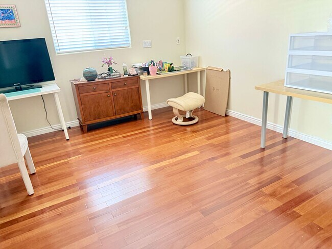 Building Photo - 9 Rooms  6 Bedroom 4 baths Granite Kitchen Executive Home For $5990