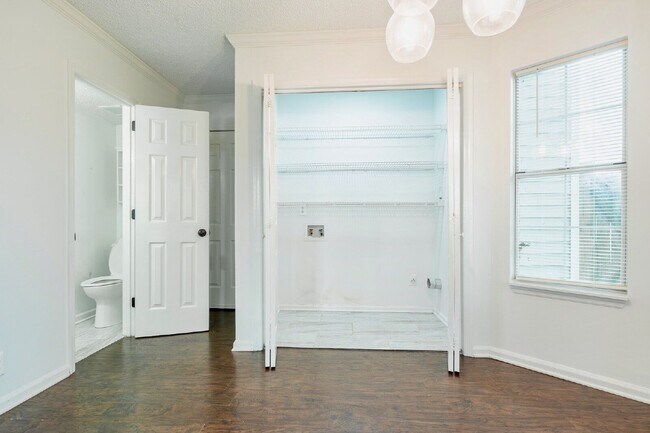 Building Photo - 348 N Birchwood Dr