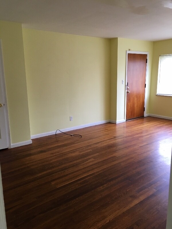 Building Photo - 843 N University Blvd