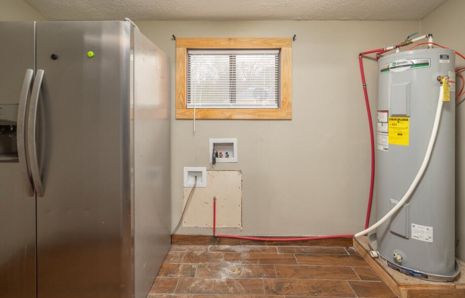 Building Photo - 704 Roundhouse Rd