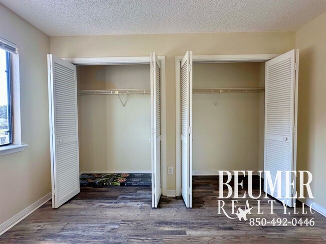 Building Photo - Townhome located minutes from beaches and NAS