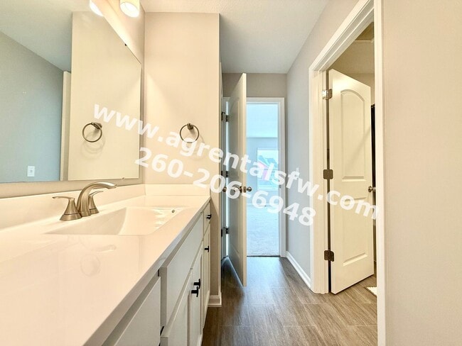 Building Photo - 3 Bedroom Residence