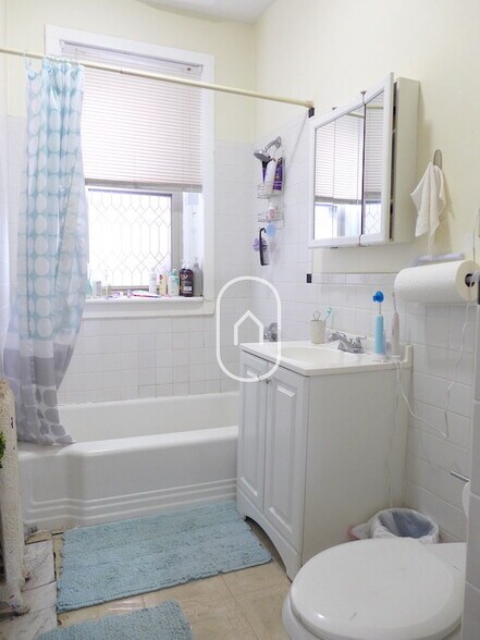 Building Photo - 869 Beacon St