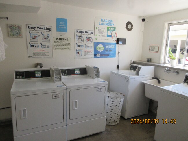 Building Photo - 905 N Sweetzer Ave