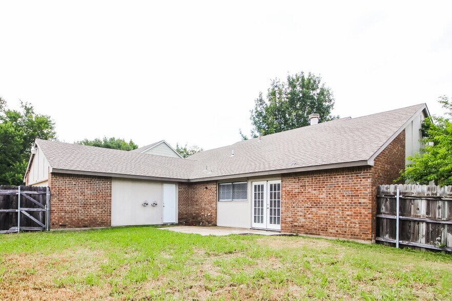 Building Photo - 1385 Southridge Dr