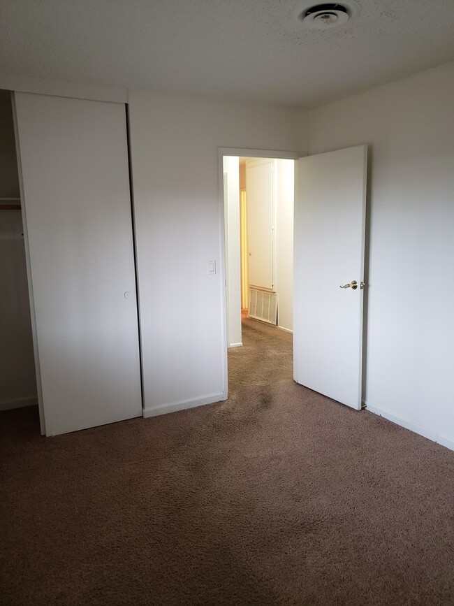 Building Photo - 3 Bed 2 Bath Townhome Close To The Strip!