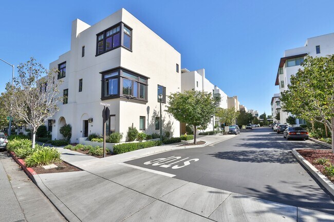 Building Photo - Modern 3-Bedroom Townhome with Rooftop Dec...