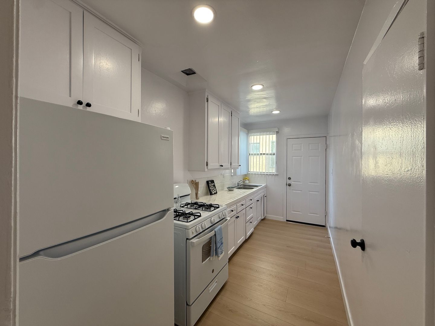 Building Photo - 7339 Woodman Ave