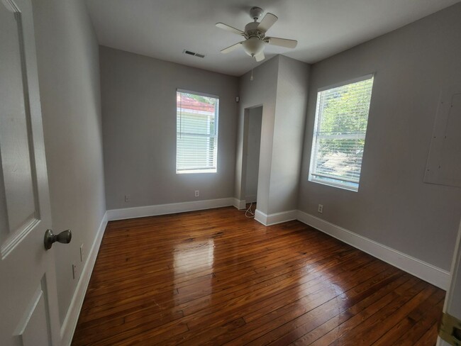 Building Photo - 2 Bedroom 1 Bath Apartment - Downtown Char...