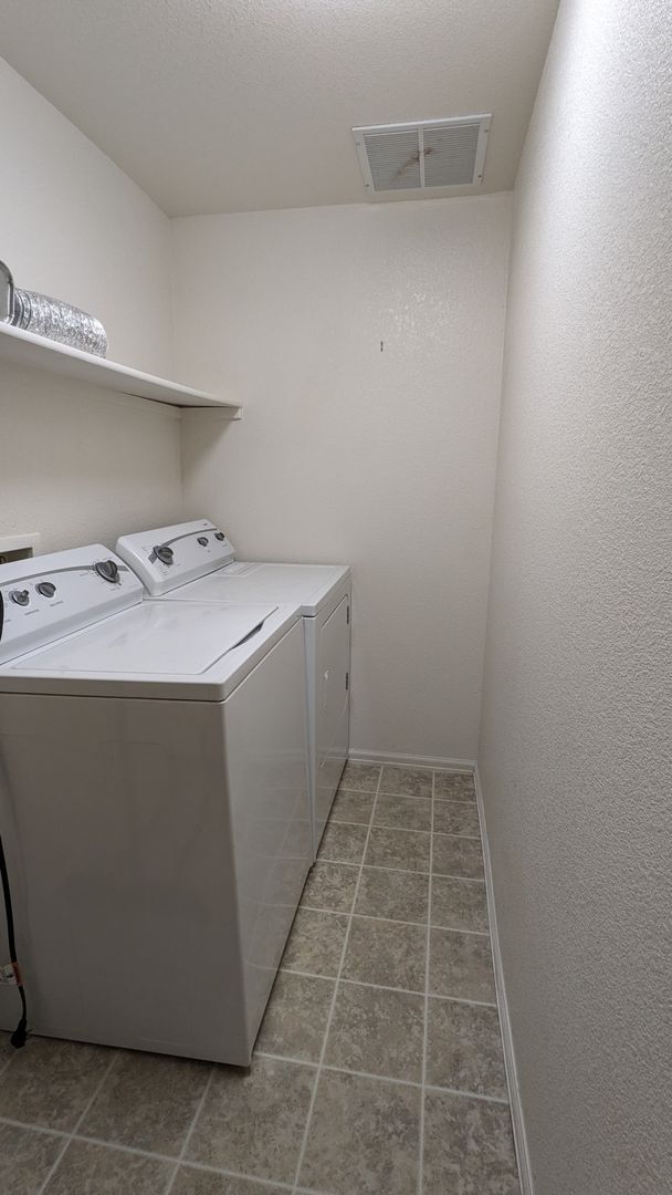 Building Photo - RANCH 3 BED/3 BATH PATIO HOME WITH MAIN FL...