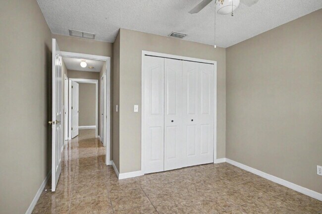 Building Photo - Charming Rental on Quiet Cul-de-Sac!
