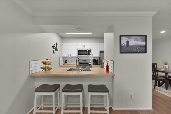 Building Photo - 3900 Aspen Dr