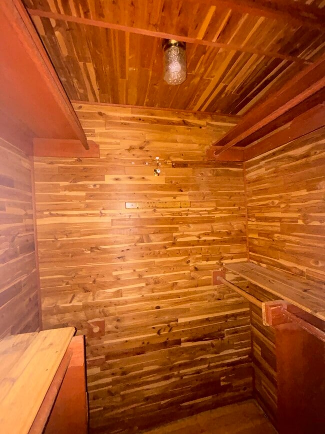 Building Photo - 12116 Columbia Ave