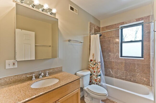 Building Photo - 2 bedroom in Chicago IL 60618
