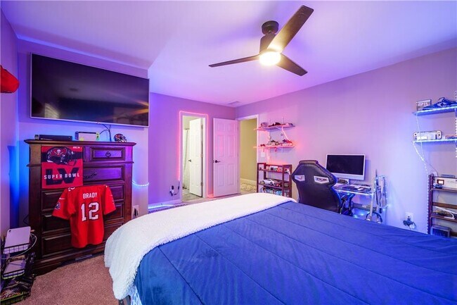 Building Photo - 5041 Towne Lake Hill N