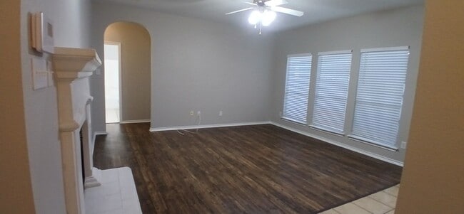 Building Photo - Adorable 3/2 with Large Backyard