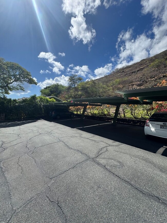 Building Photo - 3 BED, 2 BATH, 2 Parking with AC- Kalani I...