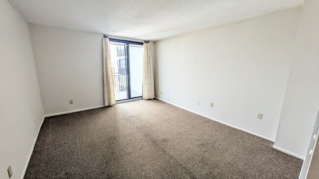Building Photo - Annual UNfurnished Siesta Key Gulf front 2/2 condo with water views!