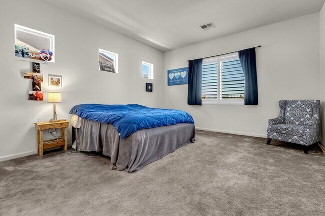 Building Photo - Beautiful Three Bedroom with Mountain V...