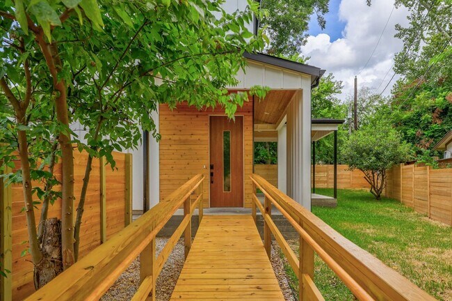 Building Photo - 2104 Columbia Cove