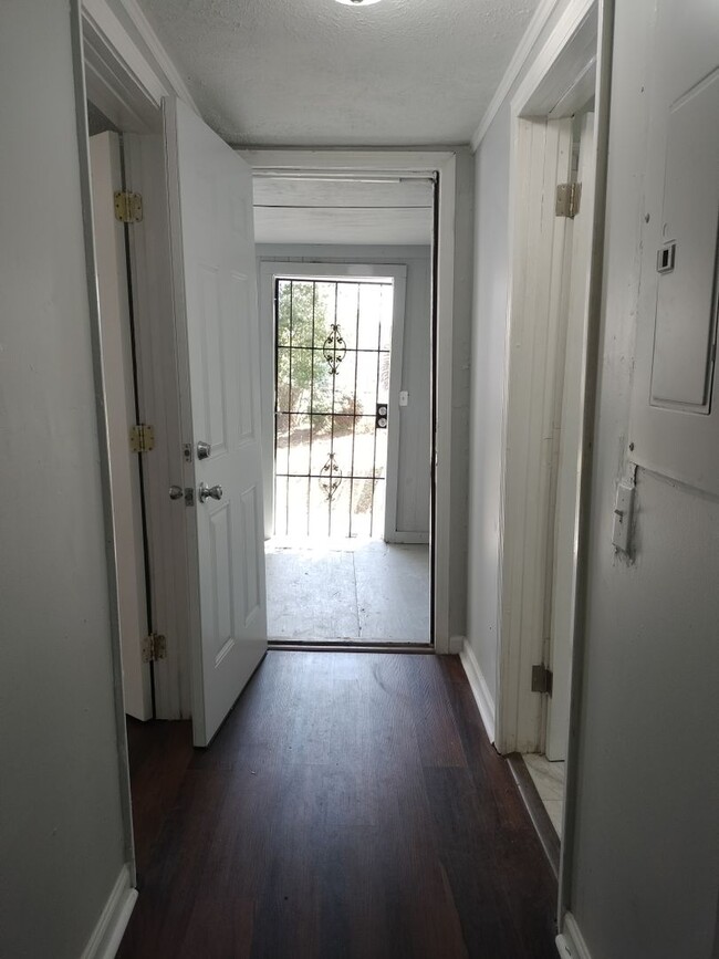Building Photo - 3/1 Single Family Home Available now! 32204