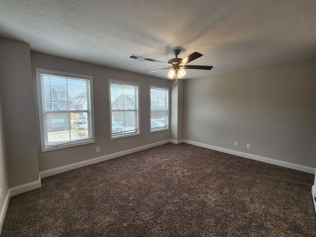 Building Photo - 3 Bedroom 3 Bath End Unit Townhome