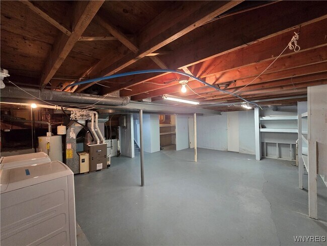 Building Photo - 161 Foxpoint W