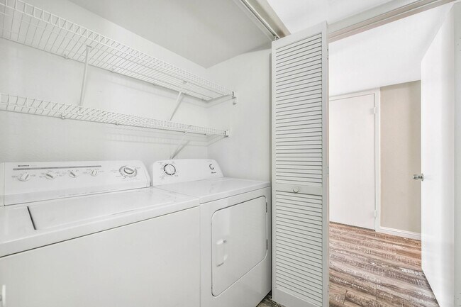 Building Photo - 3060 Tarpon