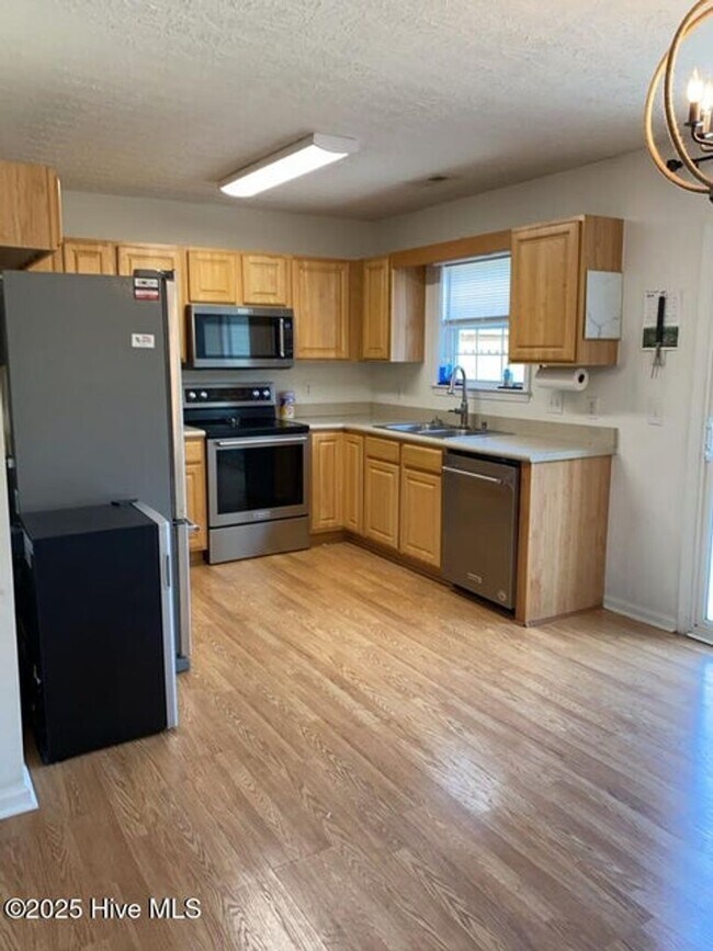 Building Photo - 206 Red Carnation Dr