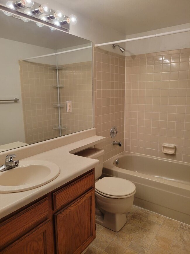 Building Photo - 4 Bed, 2.75 Bath with A/C! - MileStone Rea...