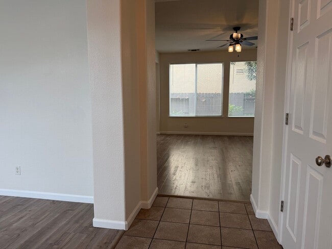 Building Photo - Gorgeous 4 bedroom 2 story home in Anatolia