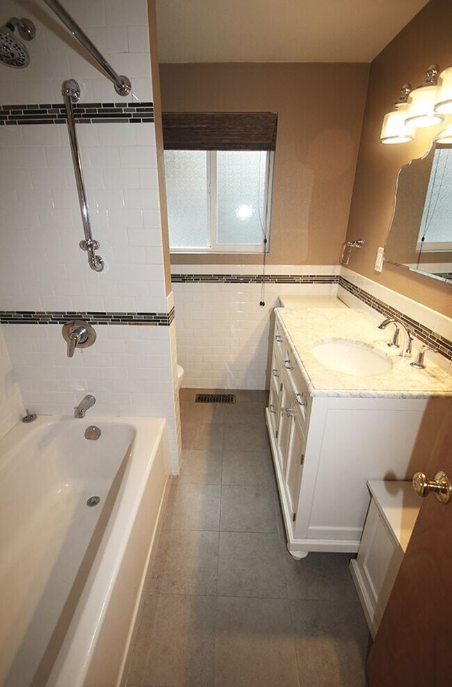 Building Photo - MOUNTLAKE TERRACE 3 BED, 2 BATH HOME FOR R...