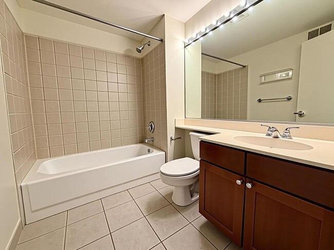 Building Photo - 758 N Larrabee St