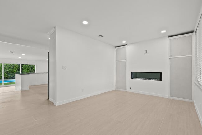 Building Photo - 10144 Gaviota Ave