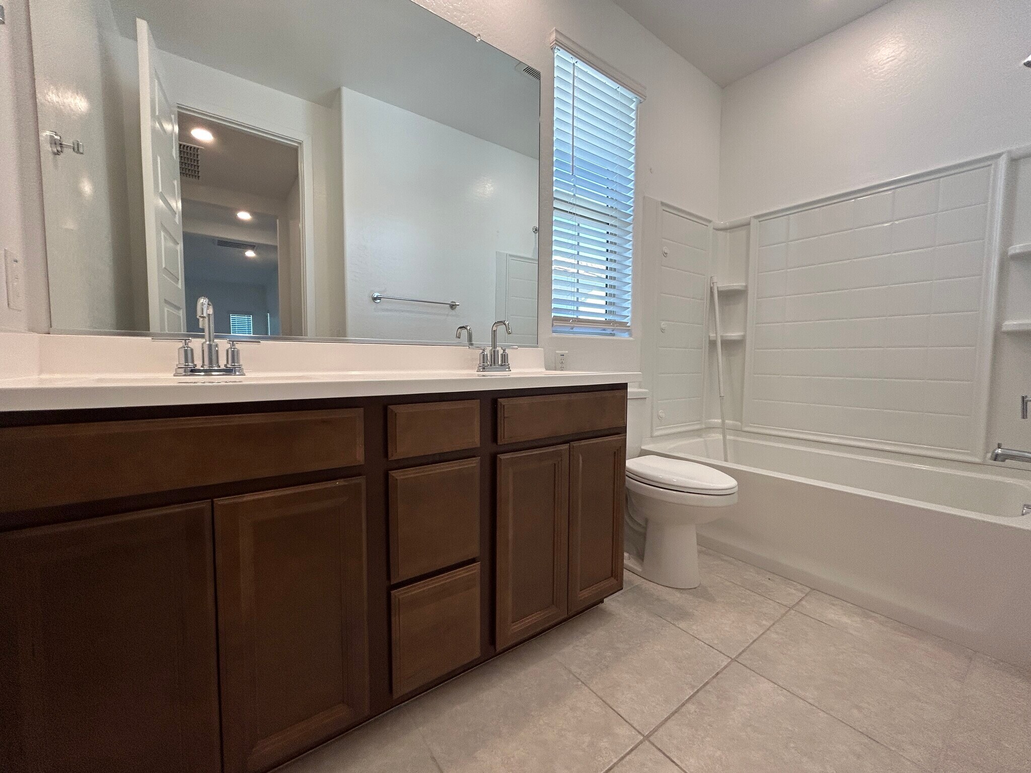 Building Photo - 1168 E Sabino Dr