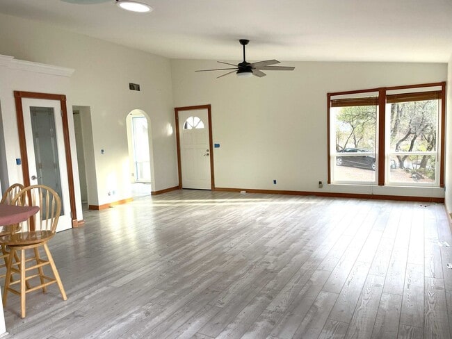 Building Photo - Open Floor plan single story home in beaut...