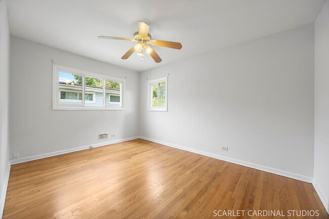 Building Photo - 569 S Park Rd