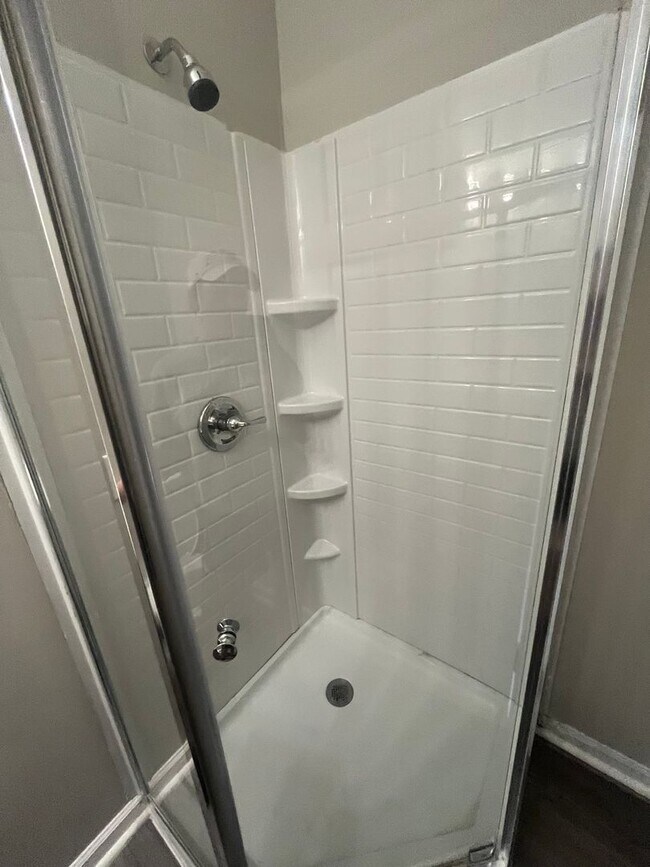 Building Photo - Gorgeous Updated 5 Bedroom/2.5 Bath House!