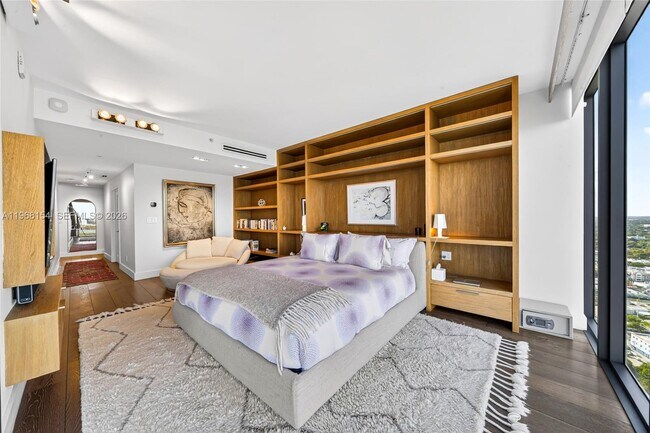 Building Photo - 601 NE 36th St