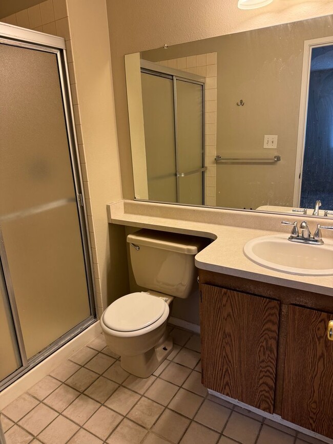 Building Photo - Second Level 3 Bed, 2 Bathroom Condo in Ro...