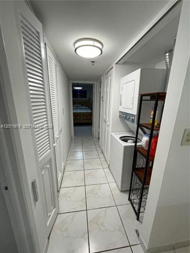 Building Photo - 1621 Collins Ave