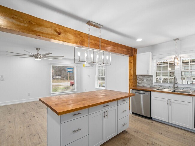 Building Photo - Home for rent in Hohenwald